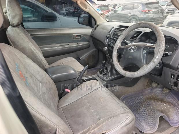 Toyota Hilux 2012 Gold