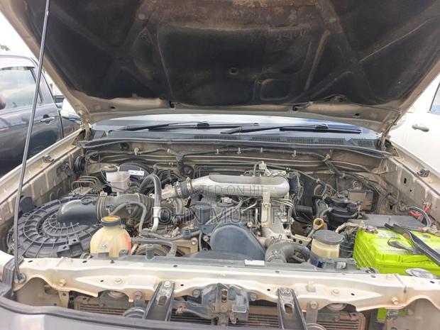 Toyota Hilux 2012 Gold