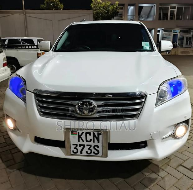 Toyota Vanguard 2010 White