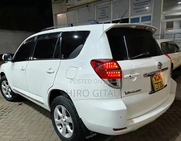 Toyota Vanguard 2010 White