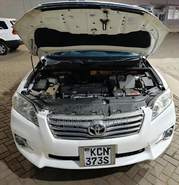 Toyota Vanguard 2010 White