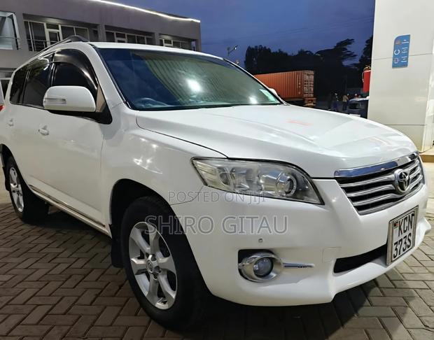 Toyota Vanguard 2010 White