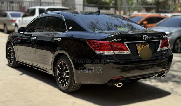 Toyota Crown 2016 Black