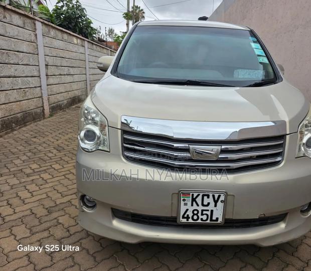 Toyota Noah 2012 Beige