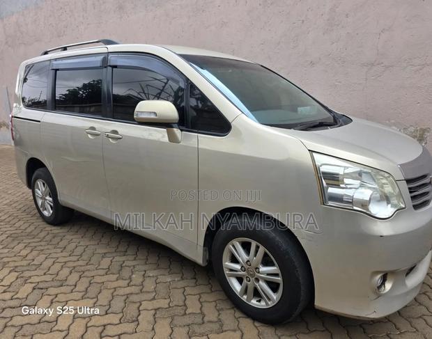 Toyota Noah 2012 Beige