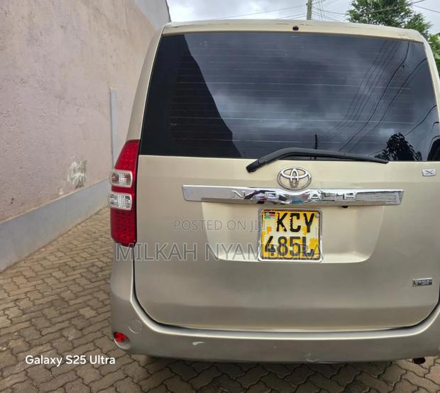 Toyota Noah 2012 Beige