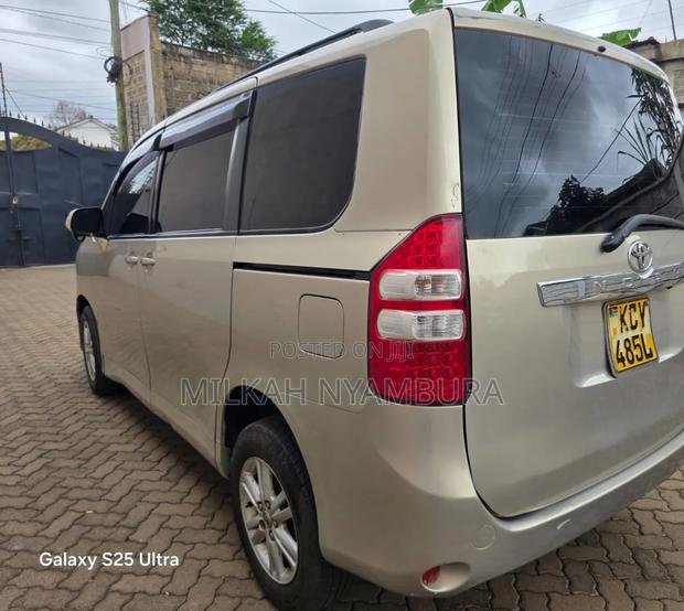 Toyota Noah 2012 Beige