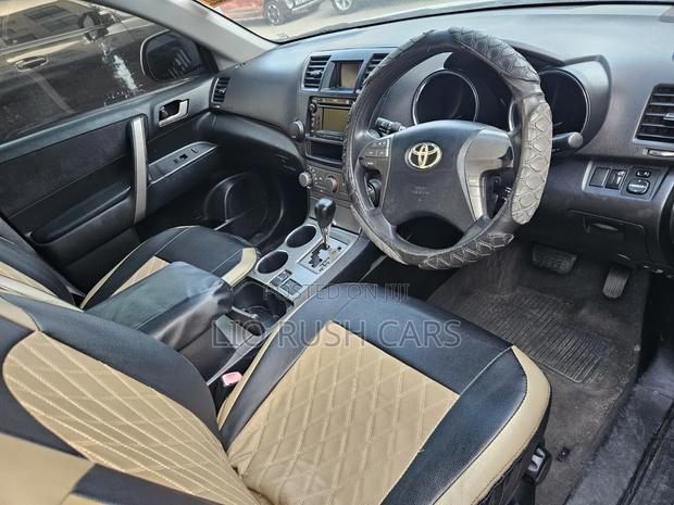 Toyota Kluger 2011 Silver