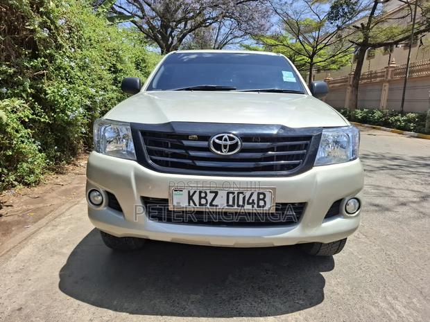 Toyota Hilux 2013 Gold