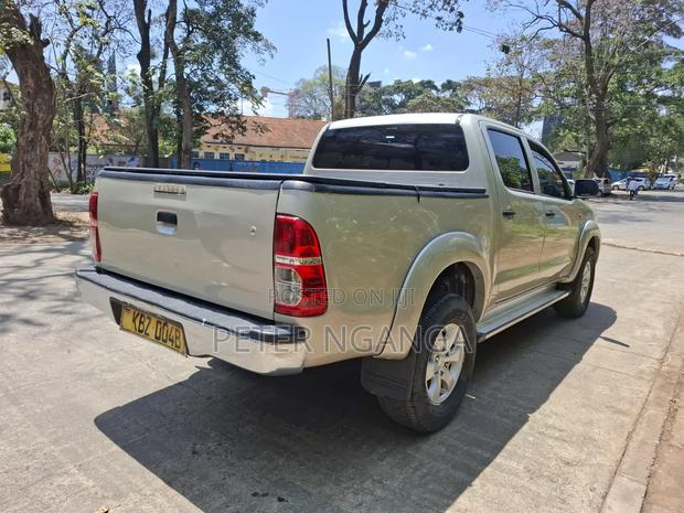 Toyota Hilux 2013 Gold