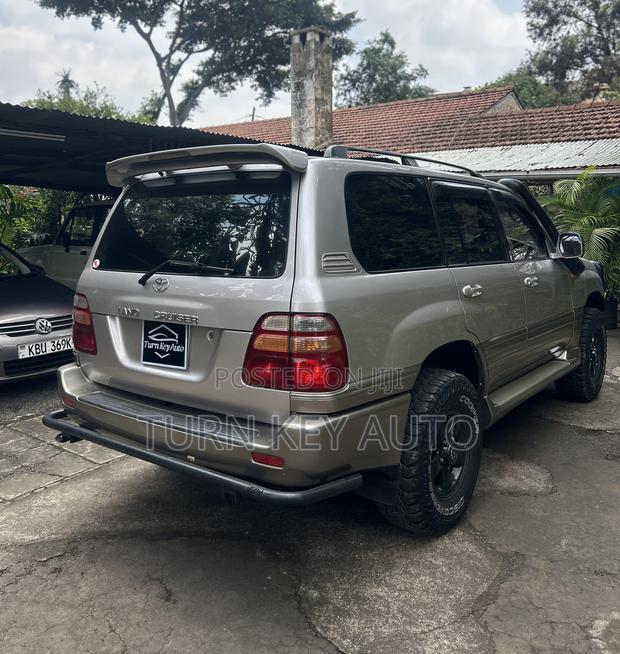 Toyota Land Cruiser HDJ 100 2000 Gray