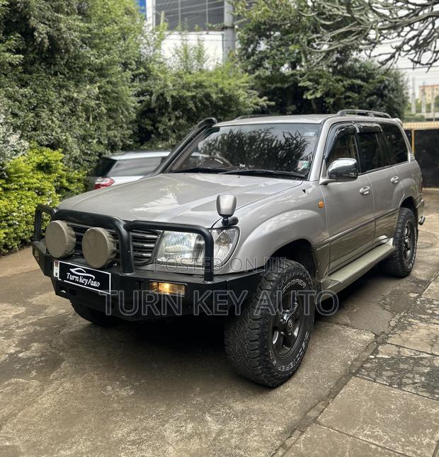 Toyota Land Cruiser HDJ 100 2000 Gray