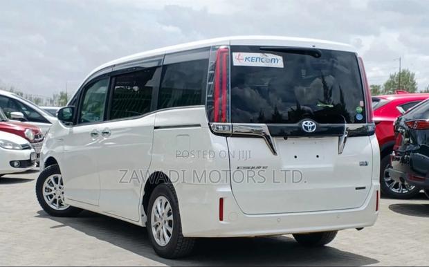 Toyota Esquire 1.8 FWD Hybrid (7 seater) 2019 White