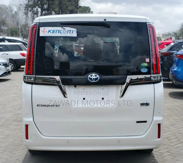 Toyota Esquire 1.8 FWD Hybrid (7 seater) 2019 White
