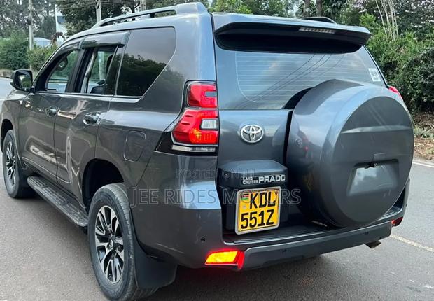 Toyota Land Cruiser Prado 2.8 2017 Gray