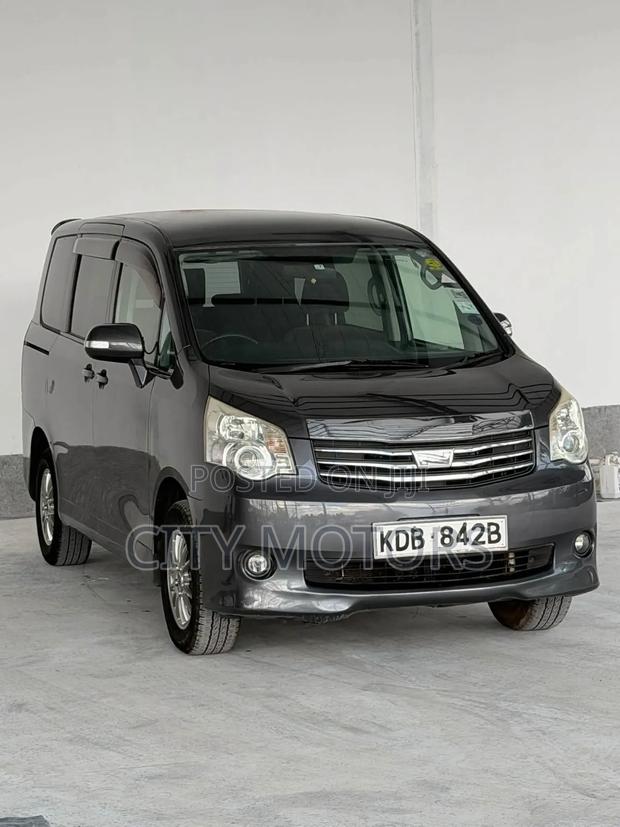 Toyota Noah 2.0 143hp FWD (8 Seater) 2013 Gray