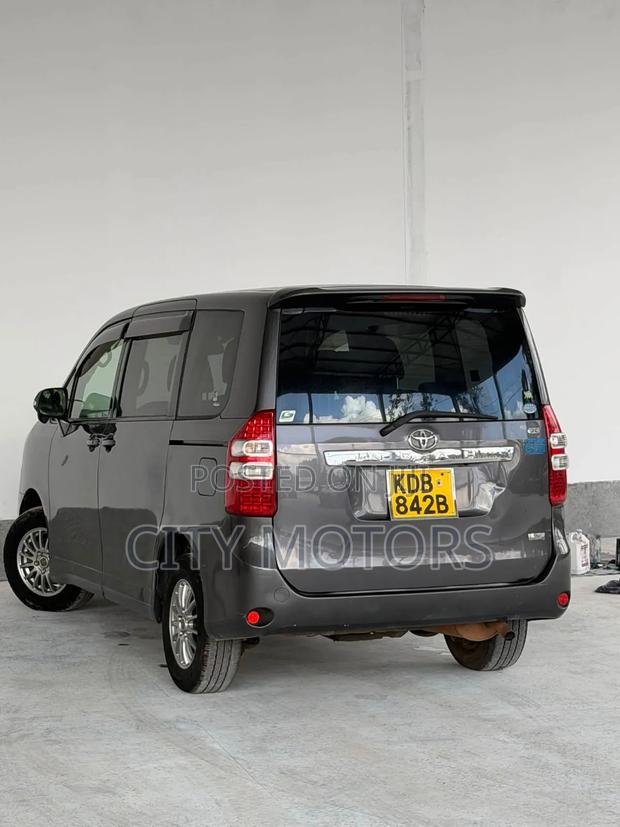 Toyota Noah 2.0 143hp FWD (8 Seater) 2013 Gray