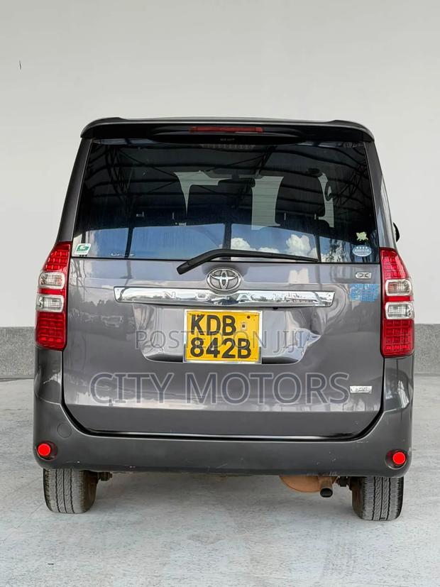 Toyota Noah 2.0 143hp FWD (8 Seater) 2013 Gray