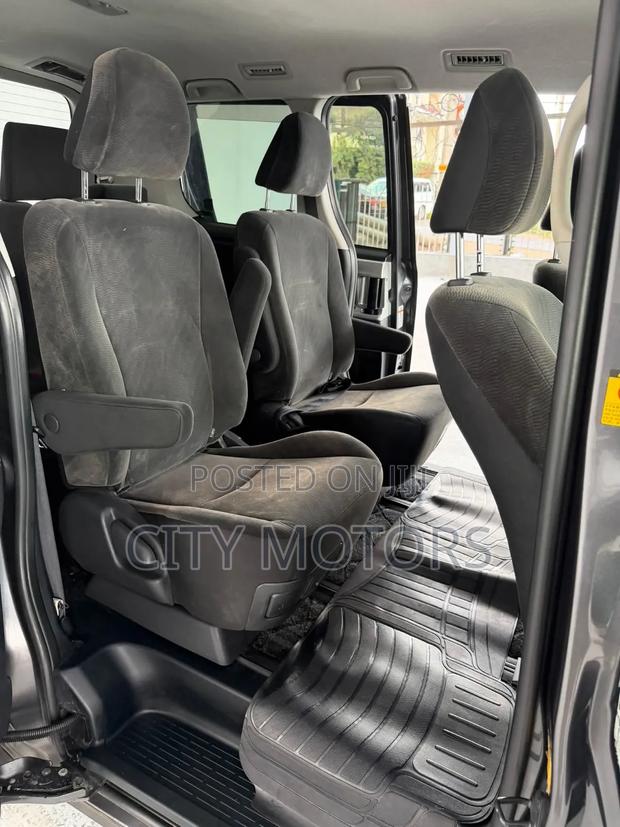 Toyota Noah 2.0 143hp FWD (8 Seater) 2013 Gray