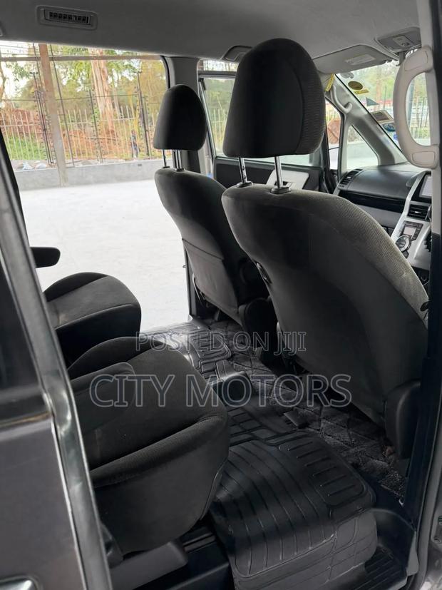 Toyota Noah 2.0 143hp FWD (8 Seater) 2013 Gray
