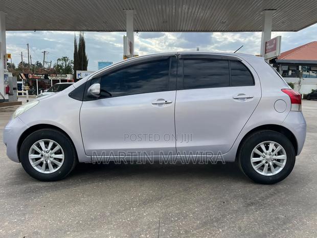 Toyota Vitz 2010 Silver