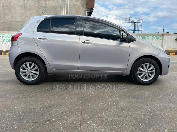 Toyota Vitz 2010 Silver