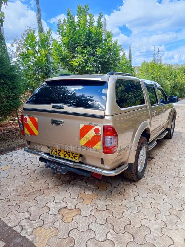 Isuzu D-MAX 2009 Beige