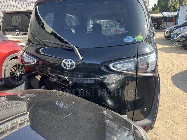 Toyota Sienta 2019