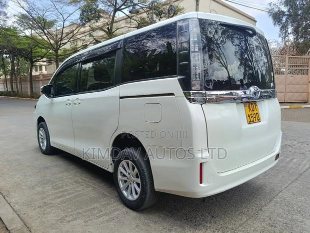 Toyota Noah 2.0 FWD (7 Seater) 2017 White