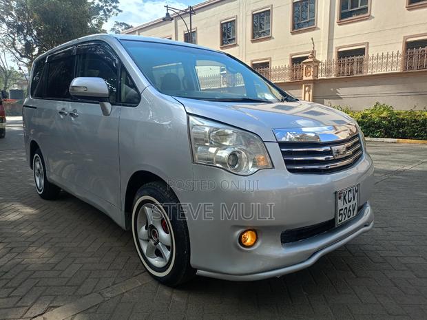 Toyota Noah 2.0 158hp FWD (8 Seater) 2013 Gold