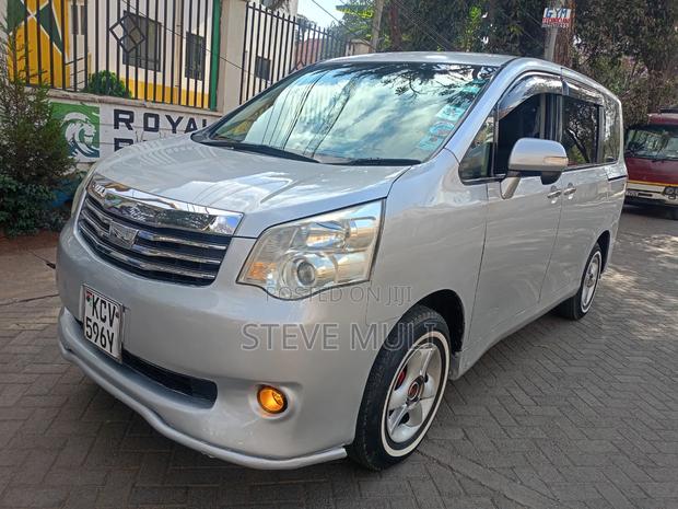 Toyota Noah 2.0 158hp FWD (8 Seater) 2013 Gold