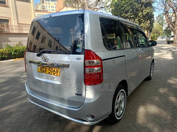 Toyota Noah 2.0 158hp FWD (8 Seater) 2013 Gold