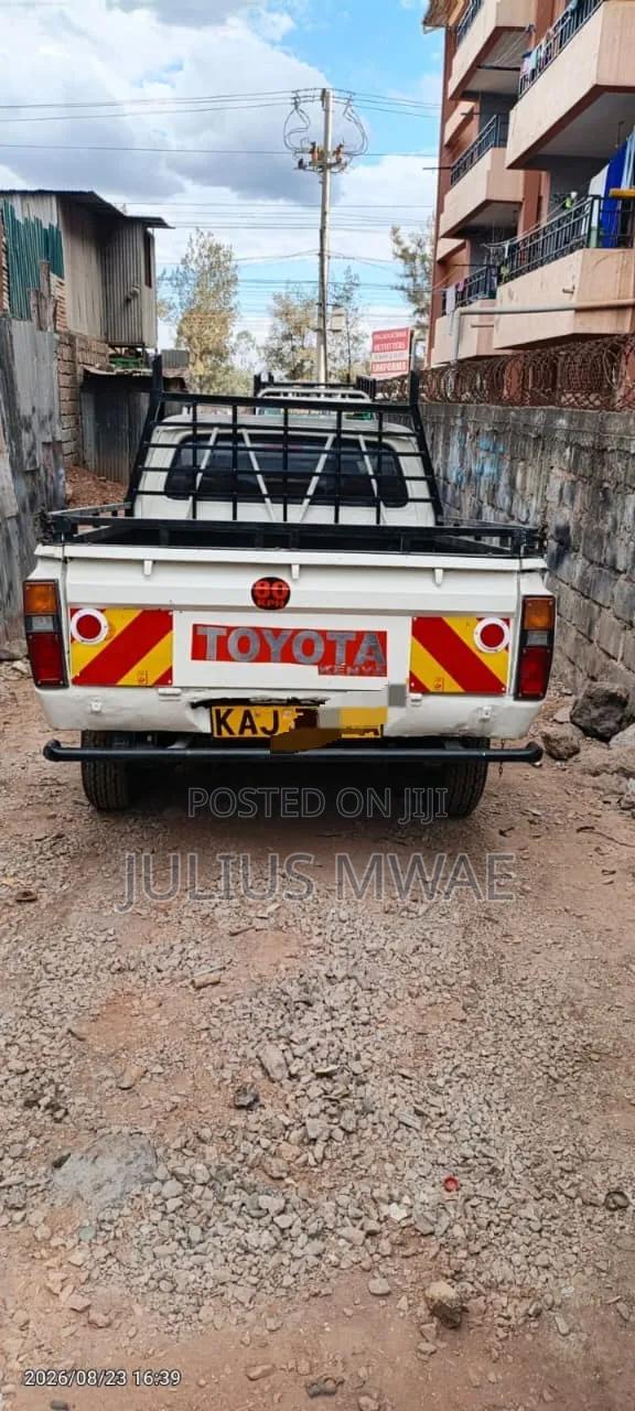 Toyota Hilux 1991 White