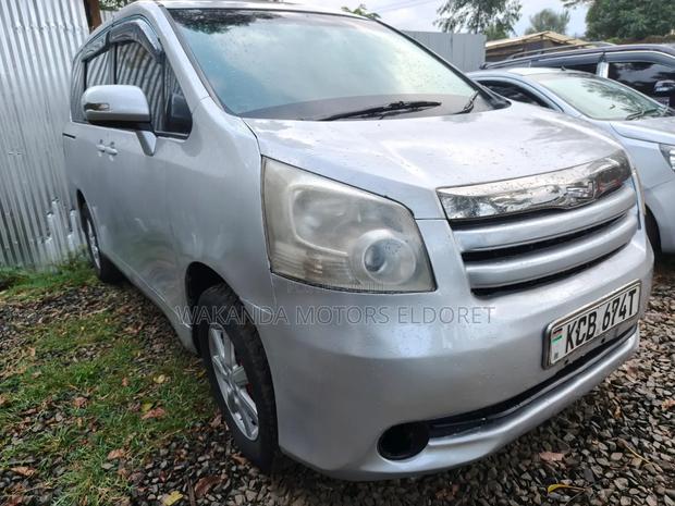 Toyota Noah 2.0 158hp FWD (8 Seater) 2008 Silver