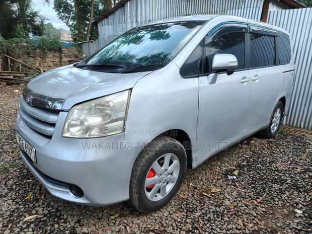 Toyota Noah 2.0 158hp FWD (8 Seater) 2008 Silver