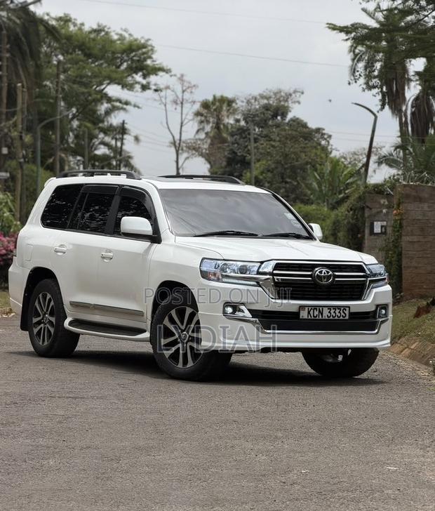 Toyota Land Cruiser 2010 White