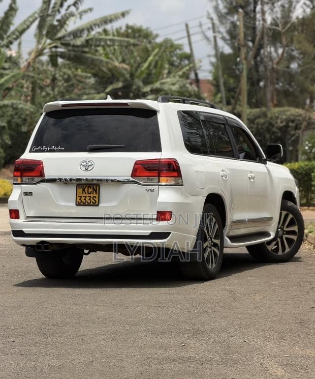 Toyota Land Cruiser 2010 White