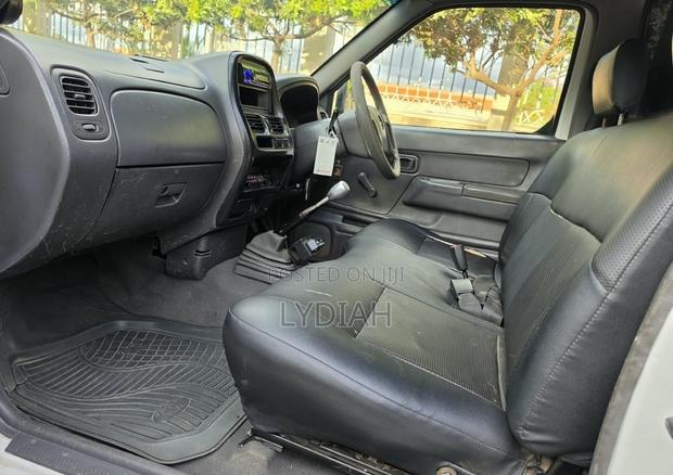 Nissan Hardbody 2011 White