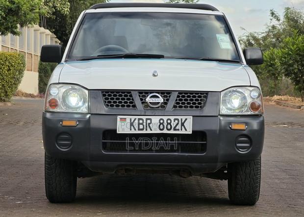 Nissan Hardbody 2011 White