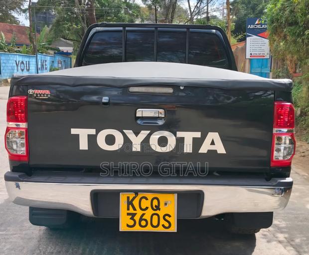 Toyota Hilux 2013 Black