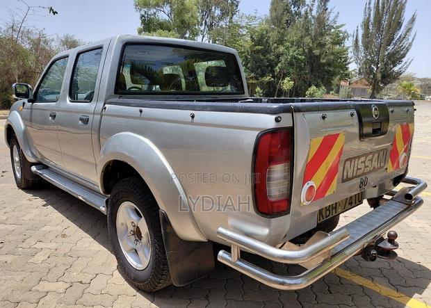 Nissan Hardbody 2005 Silver