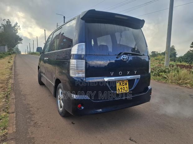 Toyota Voxy X 2WD 8-Seater 2006