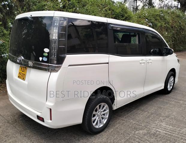 Toyota Voxy X 2WD 8-Seater 2017 White