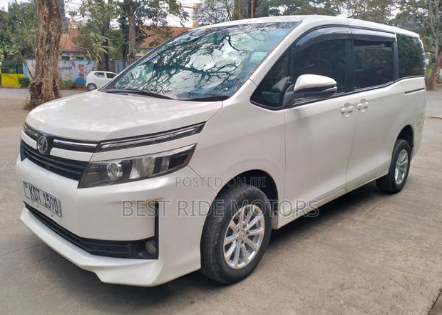 Toyota Voxy X 2WD 8-Seater 2017 White