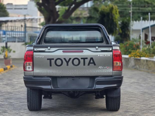 Toyota Hilux 2019 Gray