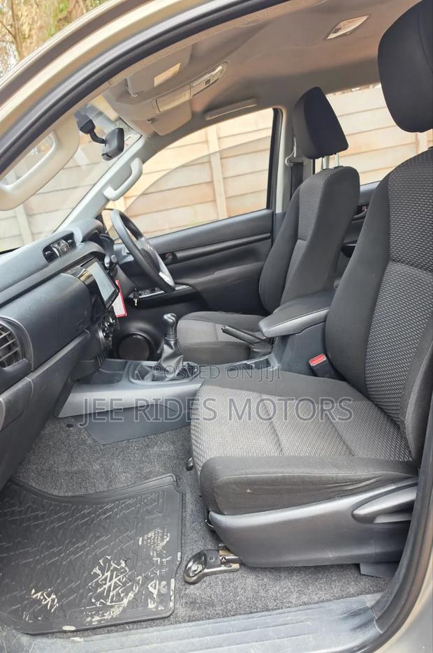 Toyota Hilux 2024 Gray