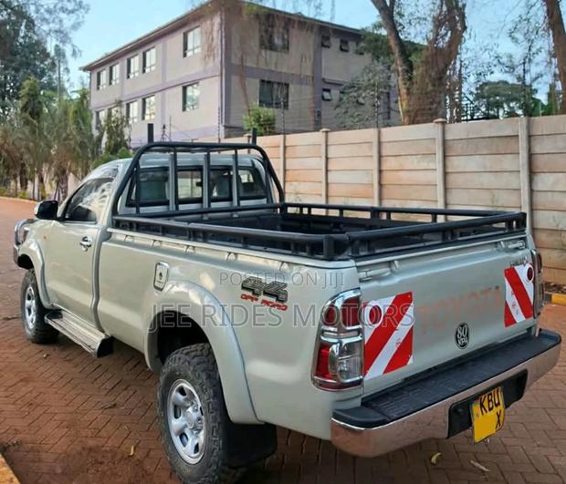 Toyota Hilux 2012 Yellow