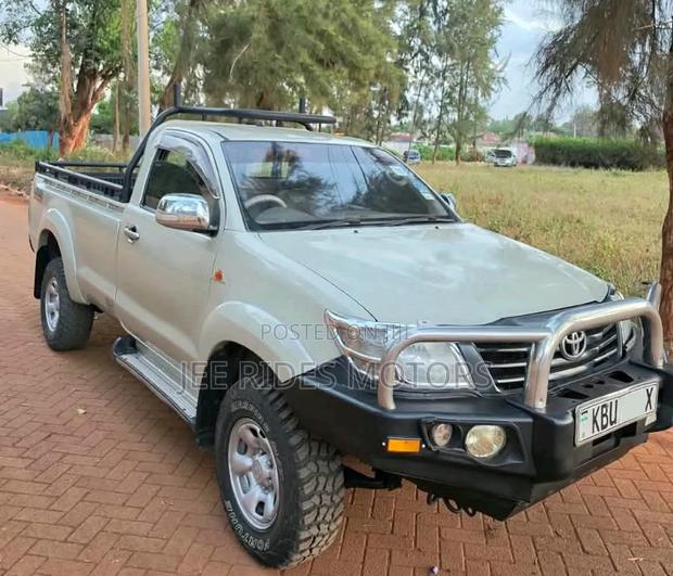 Toyota Hilux 2012 Yellow
