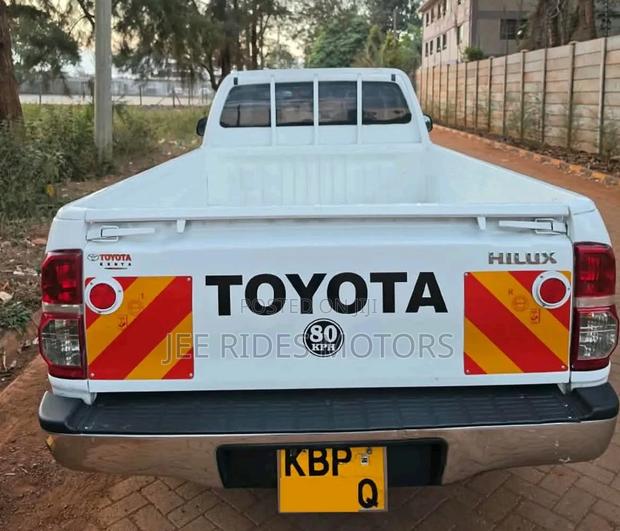 Toyota Hilux 2011 Ivory