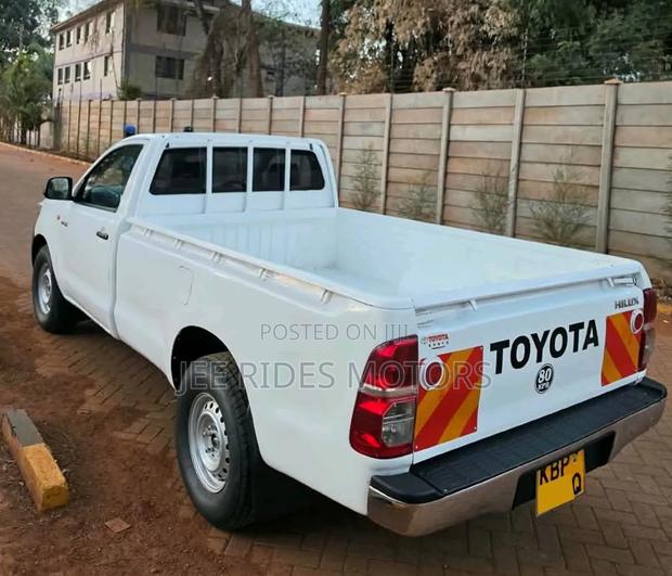Toyota Hilux 2011 Ivory